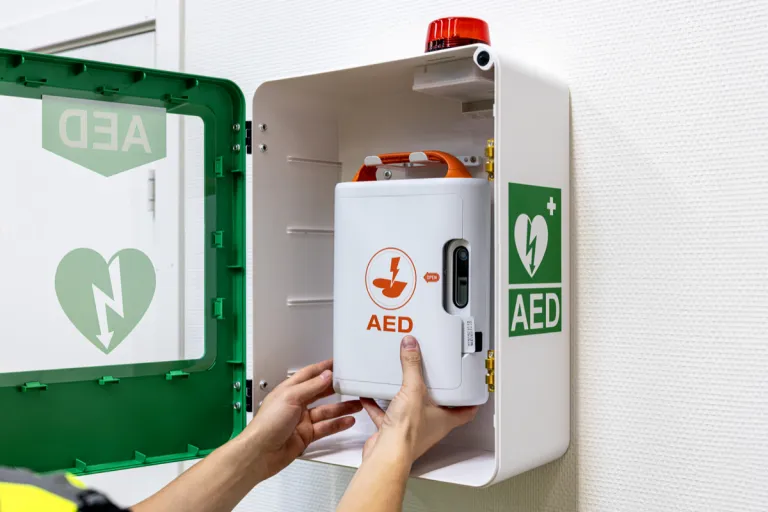 Mediana A16 tages ud af et åbent indendørs hjertestarterskab
