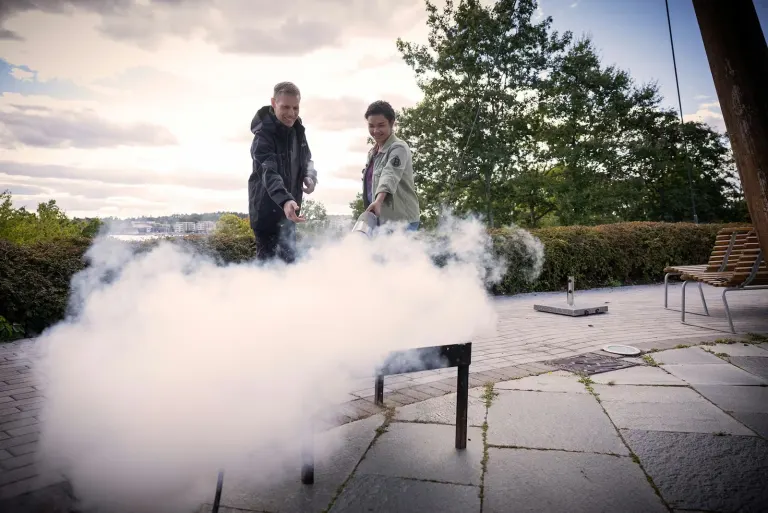 Instruktør og kursist ved praktisk brandslukning
