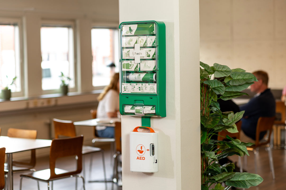Forudbestil: Presto Førstehjælpsstation inkl. holder til hjertestarter